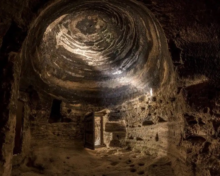 Intérieur d'une grotte historique liée au patrimoine de Bandama
