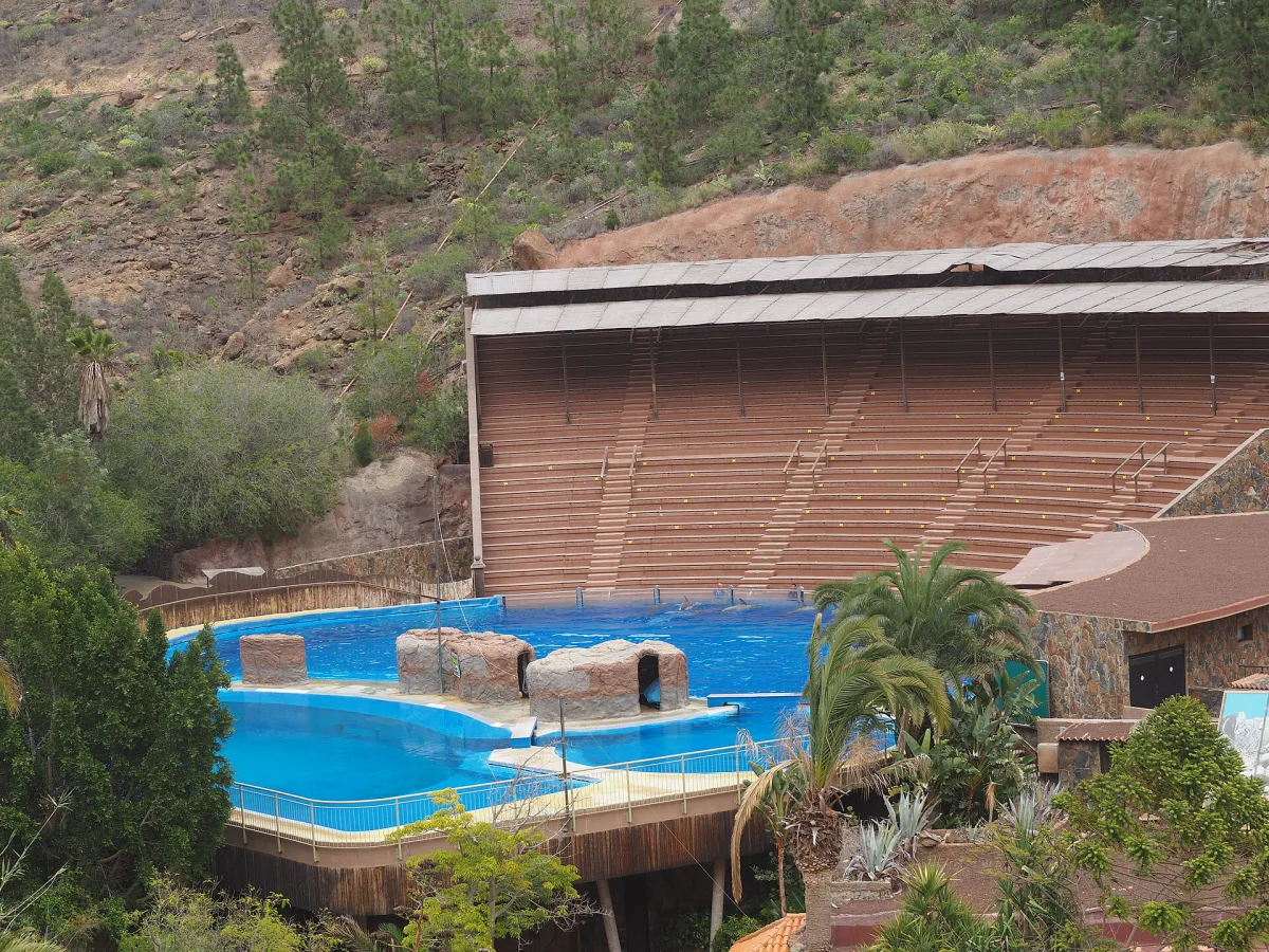 Delfinarium und Schluchtlandschaft im Palmitos Park auf Gran Canaria
