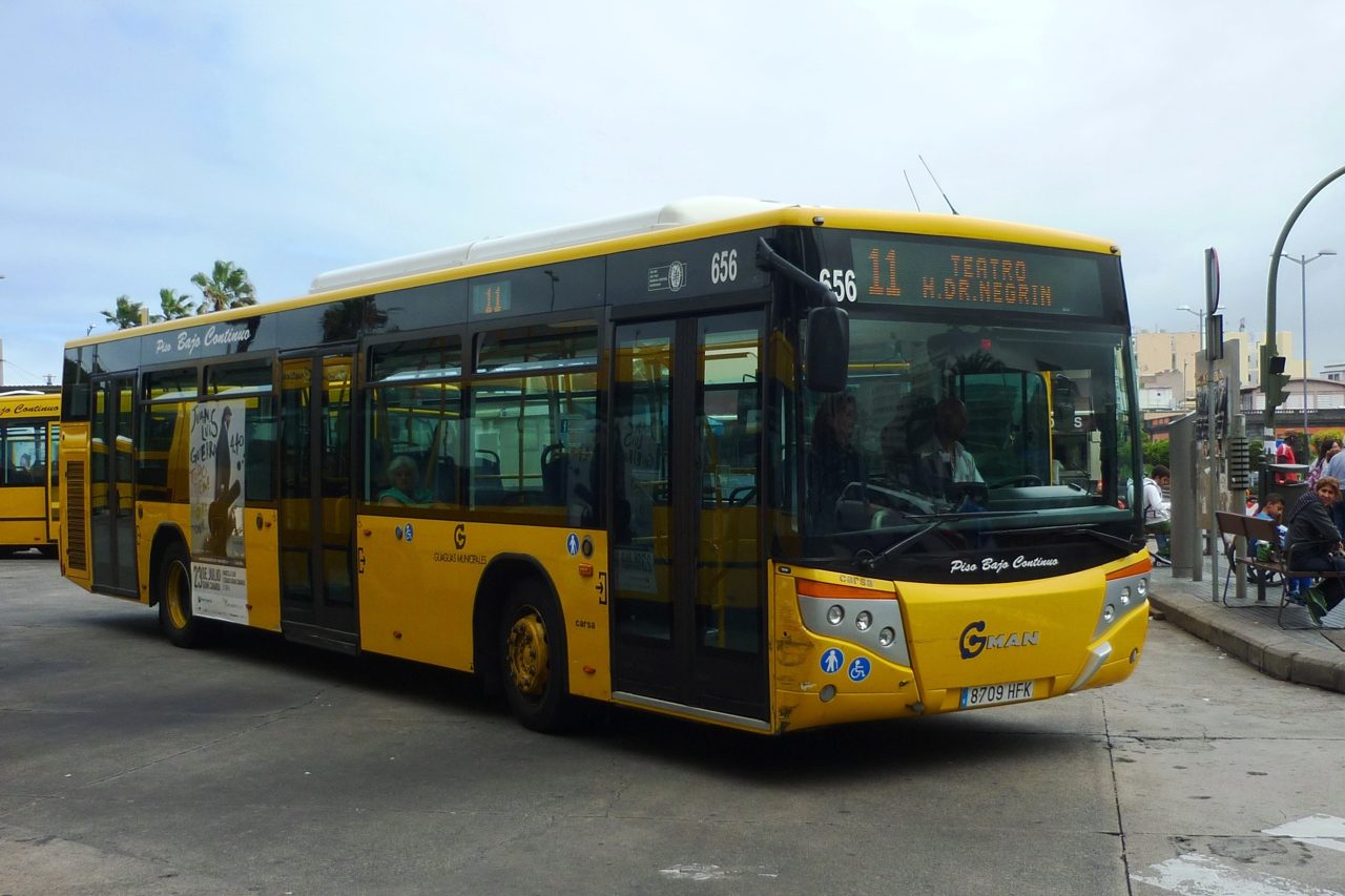 Guagua gialla di Guaguas Municipales numero 656, linea 11, a Las Palmas de Gran Canaria