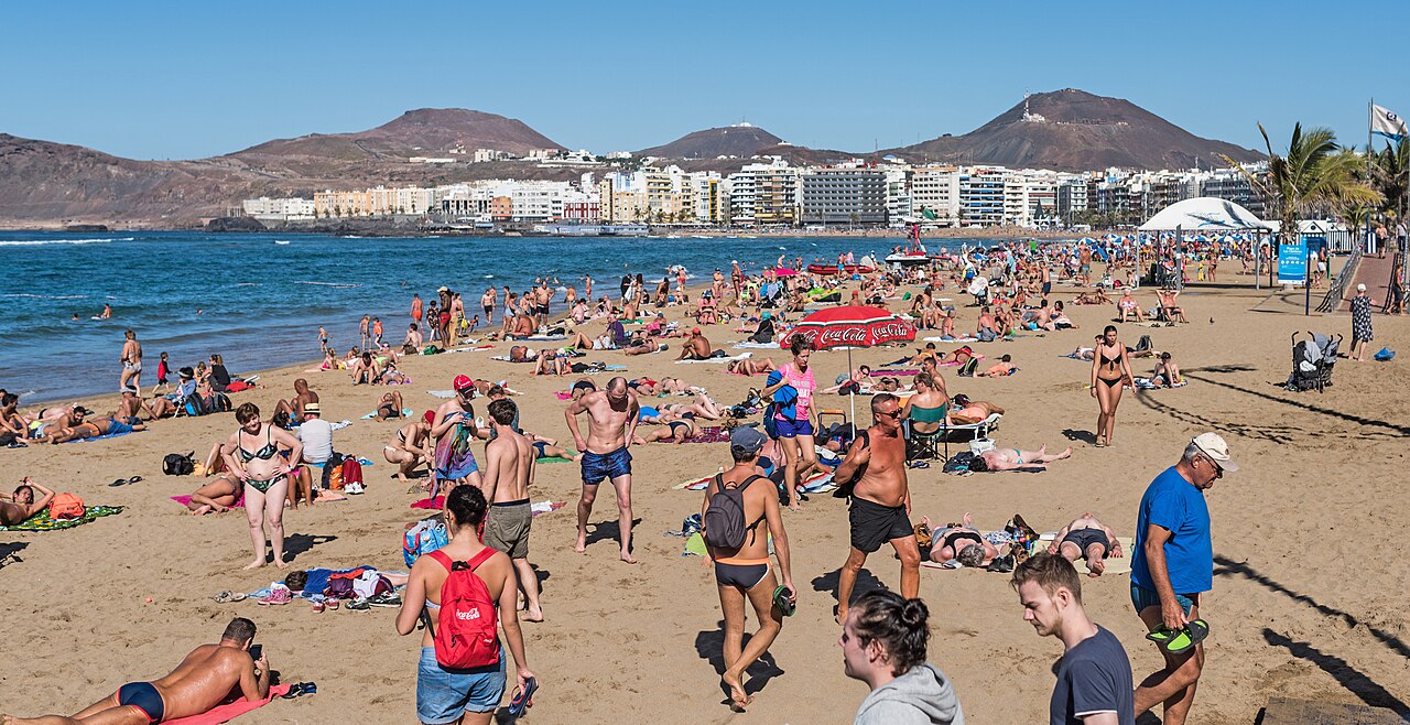 Playa de Las Canteras con la ciudad de Las Palmas al fondo